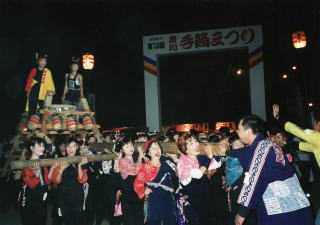 第13回（平成12年）豊川手筒まつり　『前夜祭』　 『祭り洋品のお店伊奈屋』